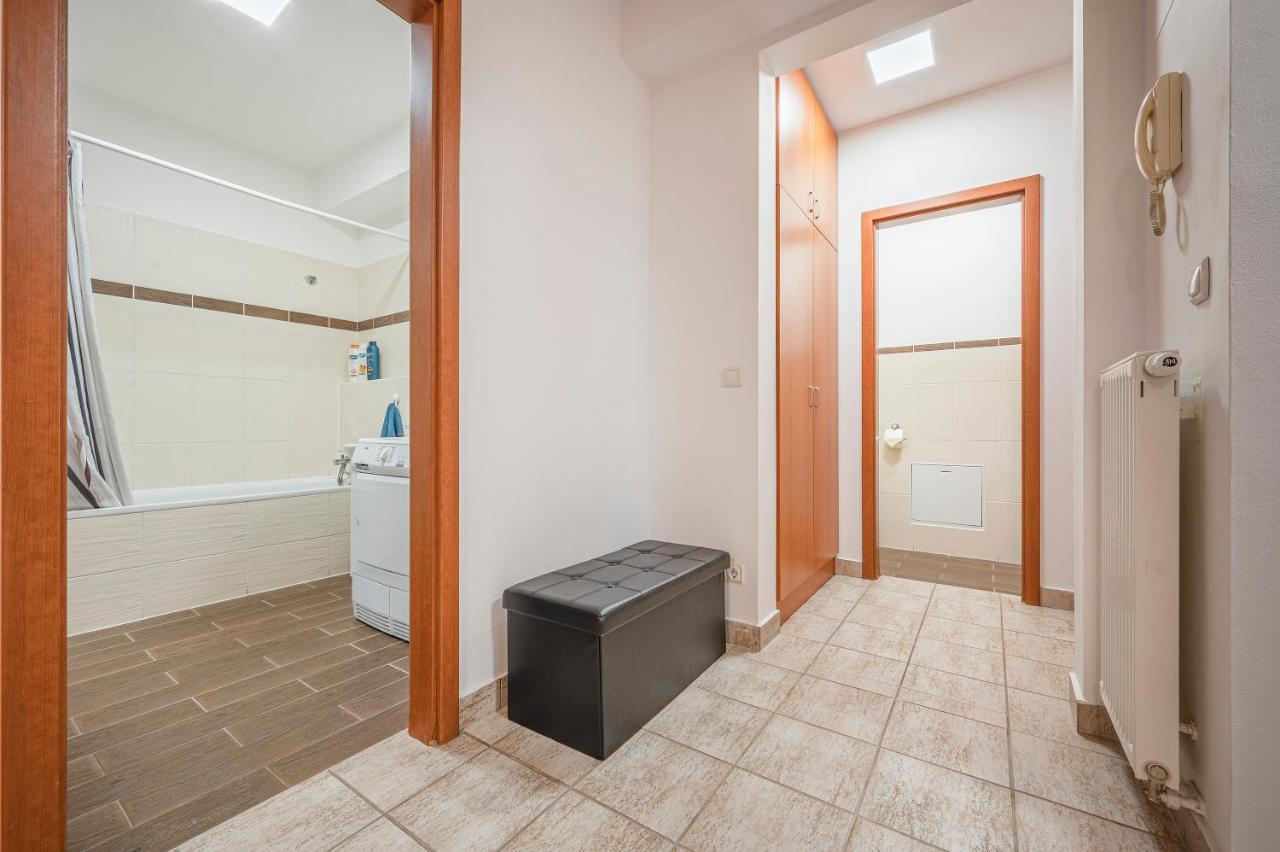 Modern Apartment With Garage Budapest Esterno foto